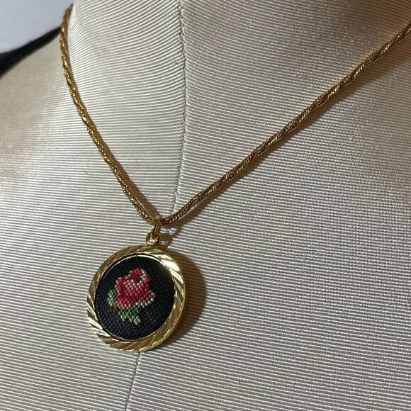 Vintage handmade cross stitch rose pendant on gold rope chain - Picture 7 of 9
